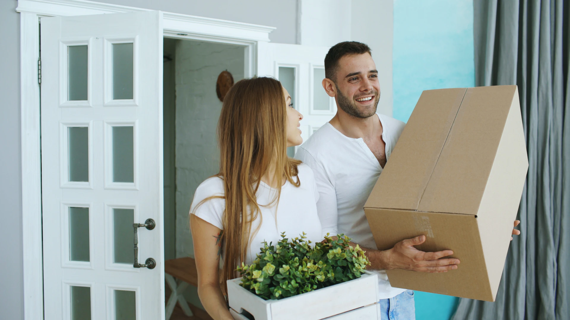 Couple emménageant avec des cartons dans son nouveau logement