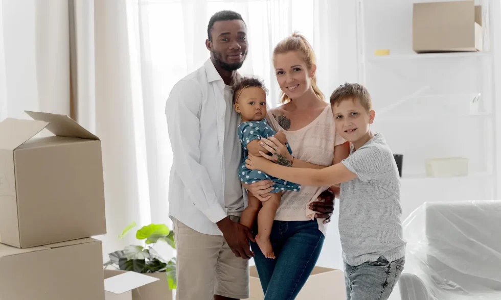 Famille emménageant dans son premier logement