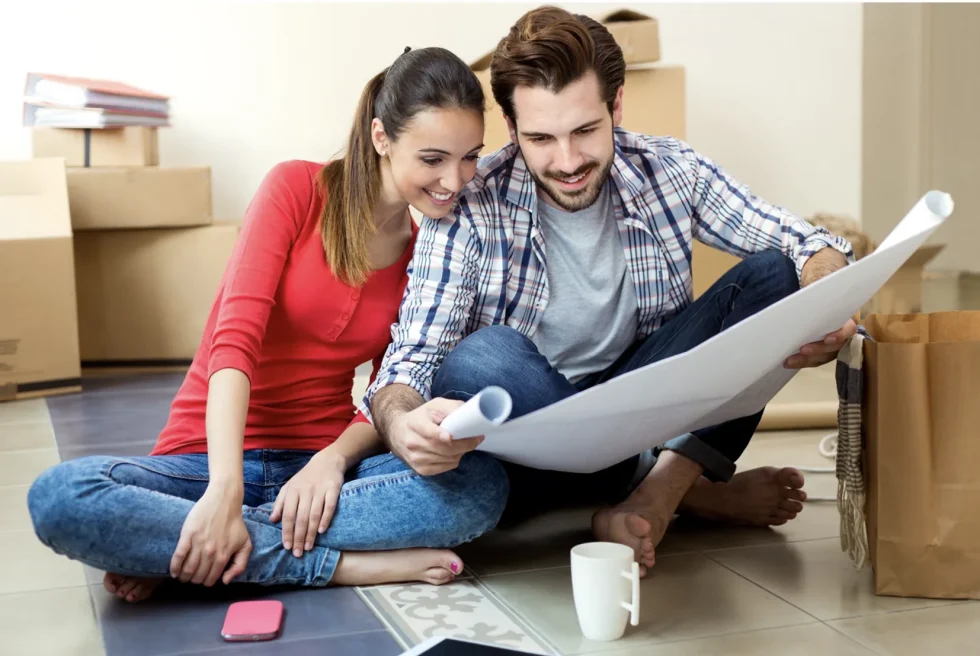 Jeune couple préparant son premier achat dans son futur logement